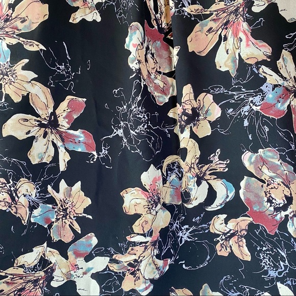 West Kei Floral on black Blouse M - Picture 3 of 6